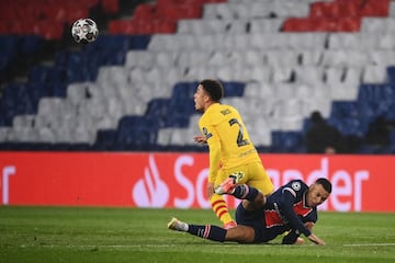 Sergiño Dest y Kylian Mbappé. 