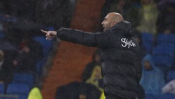 GRA341. MADRID, 26/11/2016.- El entrenador del Sporting Abelardo Fernández da instrucciones a sus jugadores durante el partido de la decimotercera jornada de Liga que disputan en el estadio Santiago Bernabéu de Madrid. EFE/Kiko Huesca