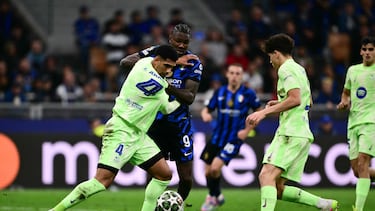 Barcelona's Uruguayan defender #04 Ronald Federico Araujo da Silva (L) and Inter Milan's French forward #09 Marcus Thuram fight for the ball during the UEFA Champions League semi-final second leg football match between Inter Milan and FC Barcelona at the San Siro stadium in Milan on May 6, 2025. (Photo by Marco BERTORELLO / AFP)
