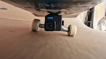 Una c&aacute;mara GoPro Hero11 Black enganchada bajo una tabla de skate. 