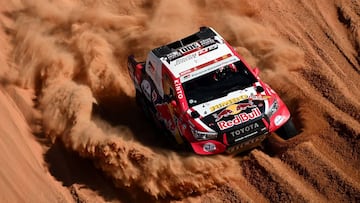 Nasser Al-Attiyah con el Toyota en el Dakar 2020.