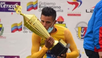 Roniel Campos besa el trofeo de campe&oacute;n de la general de la Vuelta al T&aacute;chira 2021.