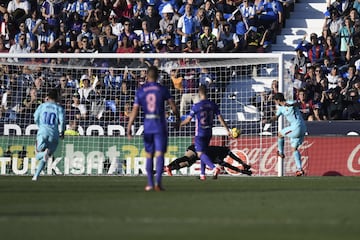 Luis Suárez marca el 0-1.
