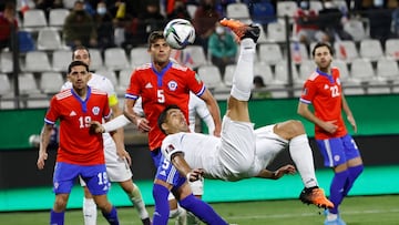 Uruguay's Luis Suarez scores against Chile during their South American qualification football match for the FIFA World Cup Qatar 2022 at the San Carlos de Apoquindo Stadium in Santiago on March 29, 2022. (Photo by Alberto Valdes / POOL / AFP)