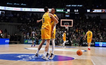 Los jugadores del Granca celebran el triunfo ante el Unicaja.