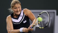 La tenista rusa Dinara Safina devuelve una bola durante su partido ante Arantxa Parra en el BNP Paribas Open en el Indian Wells Tennis Garden de Indian Wells, California.