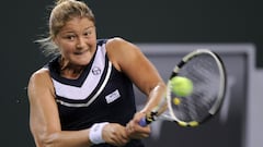 La tenista rusa Dinara Safina devuelve una bola durante su partido ante Arantxa Parra en el BNP Paribas Open en el Indian Wells Tennis Garden de Indian Wells, California.