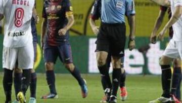 <b>LA LIÓ. </b>Mateu le muestra a Medel la roja en el Sevilla-Barça.