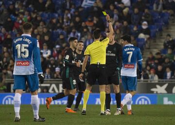 El árbitro Sánchez Martínez enseñó la cartulina amarilla a Gareth Bale.