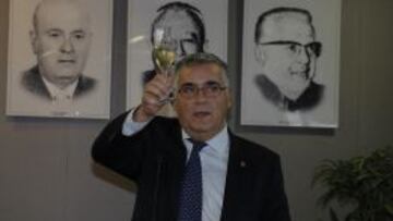 Joan Collet levanta una copa en el tradicional brindis del Espanyol con los medios de comunicación.