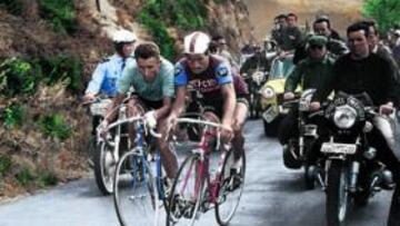<b>IMAGEN HISTÓRICA. </b>Anquetil y Poulidor, durante su ascensión al Puy de Dôme, en 1964.