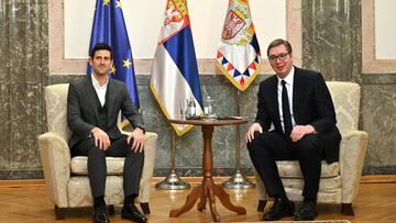 El tenista serbio Novak Djokovic posa junto al presidente de Serbia Aleksandar Vucic en el encuentro que ambos han mantenido este jueves en Belgrado.