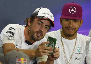 McLaren: Alonso "happy" at team amid Mercedes interest