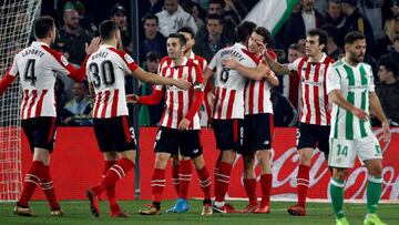 El Athletic gana al Betis con polémica, pero respira