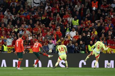 1-1. Se cuela Nuno Mendes en el área española y con la pierna izquierda, suleta un potente disparo cruzado para batir a Unai Simón.