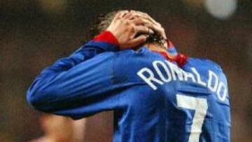 <b>DECEPCIÓN</b>. Cristiano Ronaldo se lleva las manos a la cabeza al contemplar como su equipo se despide de Europa tras caer derrotado con el Benfica.