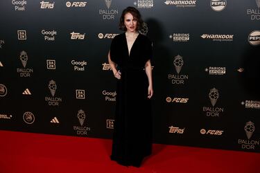 La actriz estadounidense-israelí Natalie Portman posa a su llegada a la ceremonia de entrega de premios del Balón de Oro.