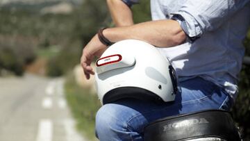 Cosmo convierte cualquier casco en una luz de freno inteligente