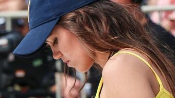 La skater Yndiara Asp, con gorra azul y pelo largo castaño, mira hacia abajo antes de hacer el drop en una competición de skate park.