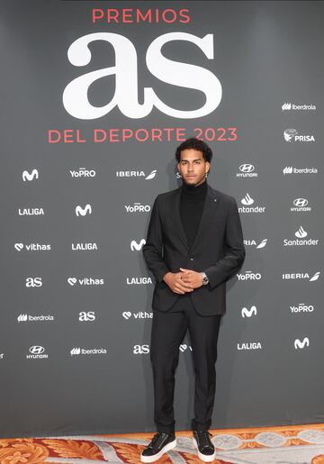 Yulen Pereira, esgrimista olímpico, posa en el photocall de los Premios AS del Deporte 2023.