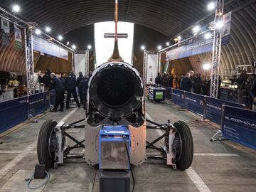 El Bloodhound SSC Supersonic diseñado por el aerodinamista de 87 años Ron Ayers en colaboración con Richard Noble, tiene previsto alcanzar el récord de los 1.609 kilómetros por hora en el desierto Hanskeen Pan de Sudáfrica.