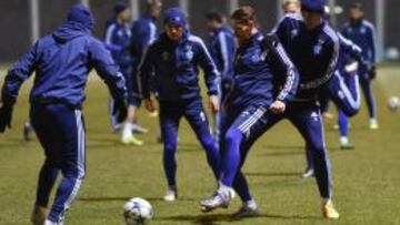 Los jugadores del Dinamo de Kiev, que hoy se juegan el pase a octavos, se entrenaron ayer en el Olímpico.