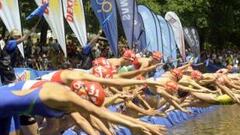 <b>AL AGUA. </b>Las triatletas se lanzan al Lago de la Casa de Campo.