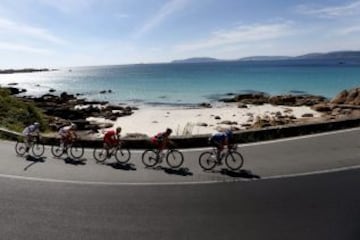 Un grupo de escapados llega al faro de Fisterra durante la cuarta etapa de la Vuelta a España 2013 entre las localidades de Lalín (Pontevedra) y Fisterra (A Coruña)