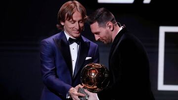 Modric entrega el Bal&oacute;n de Oro a Messi.