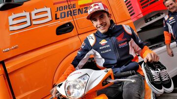 Marc Márquez pasa con su Honda por delante del camión de Jorge Lorenzo.