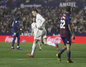 El jugador del Real Madrid, Bale, celebra el definitivo 1-2.