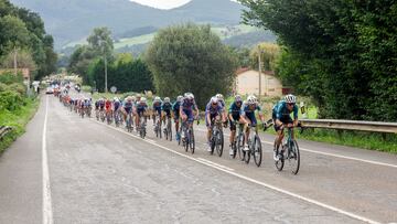SANTANDER, 04/09/2024.- El pelotón ciclista durante la 17ª etapa de La Vuelta a España, este miércoles, con salida en Arnuero y llegada en Santander, de 141 kilómetros de recorrido. EFE/ Javier Lizón