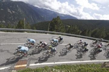 El pelotón durante la salida de la etapa entre Andorra la Vella y Cortals d' Encamp de 138 kilómetros. 