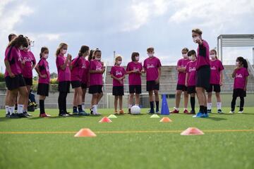 Amanda Sampedro, jugadora del Atlético, con las jugadoras del Olímpico de Madrid en el acto de Barbie.