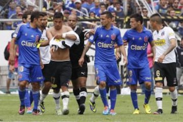 Tras el gol de Flores los jugadores de la U lo encararon por su festejo.