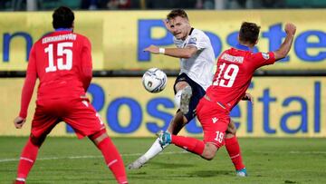 Immobile, de Italia, remata a porter&iacute;a ante la oposici&oacute;n de dos jugadores de Armenia.