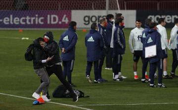 Las imágenes de un espontáneo en el entrenamiento de la selección