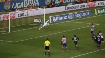 Y de nuevo Diego Costa, esta vez de penalti, adelantó a los rojiblancos. 3-2.