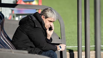 El director deportivo Txema Indias atiende una llamada durante un entrenamiento.