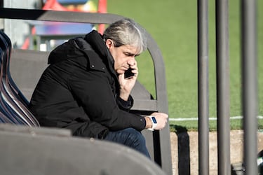 El director deportivo Txema Indias atiende una llamada durante el entrenamiento.