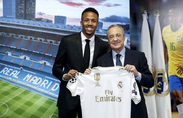 Posó con la camiseta blanca (sin dorsal) acompañado de Florentino Pérez, que le entregó como ya es tradición una réplica en plata del Santiago Bernabéu