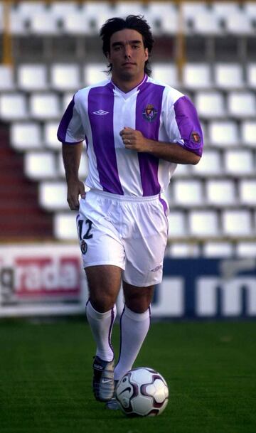 El delantero argentino fichó por la UD Salamanca donde jugó la temporada 1998/99. En 2003 llegó al Valladolid para jugar una temporada. 