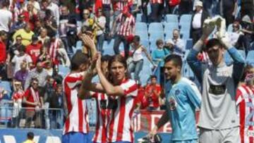 <b>MISIÓN CUMPLIDA. </b>Los jugadores rojiblancos saludan al público a la conclusión del partido. El próximo fin de semana el Atlético volverá a jugar a las 12:00 en Valencia.