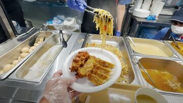 Danny León, con un guante en la mano y en POV, poniendo el plato con varias frituras para que le pongan unos espaguetis en la Villa Olímpica de Tokio 2020.