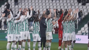 Los jugadores del Córdoba celebran la victoria ante el Valladolid