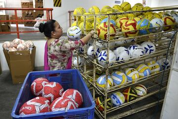 Así se fabrican los balones y las botas de fútbol en India