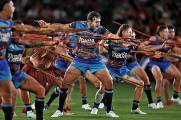 La cultura maor, invisibilizada durante tanto tiempo, tiene hoy en da un escaparate importante en el rugby. Como muestra la haka, danza ritual que los All Blacks han hecho tremendamente popular y que tiene varias vertienes. Entre ellas la de la imagen, durante un choque entre los All Stars indgenas y maores en la National Rugby League australiana.