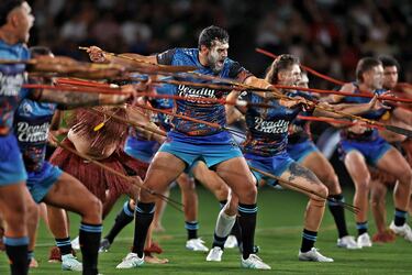 La cultura maorí, invisibilizada durante tanto tiempo, tiene hoy en día un escaparate importante en el rugby. Como muestra la haka, danza ritual que los All Blacks han hecho tremendamente popular y que tiene varias vertienes. Entre ellas la de la imagen, durante un choque entre los All Stars indígenas y maoríes en la National Rugby League australiana.