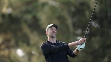 El exjugador espa?ol de baloncesto Pau Gasol golpea una bola durante el torneo amateur del AT&T Pebble Beach Pro-Am en el Spyglass Hill Golf Course de Pebble Beach, California.