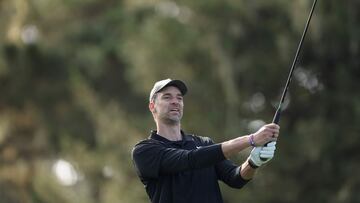 El exjugador español de baloncesto Pau Gasol golpea una bola durante el torneo amateur del AT&T Pebble Beach Pro-Am en el Spyglass Hill Golf Course de Pebble Beach, California.